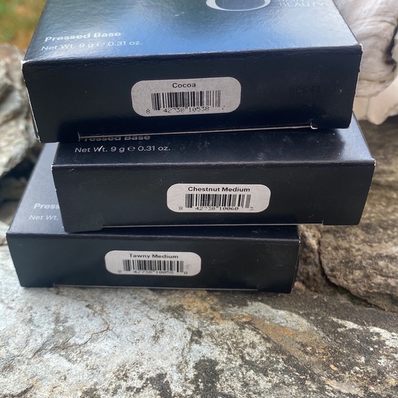 NWT Glo Skin Beauty Pressed Foundation - Picture 2 of 10